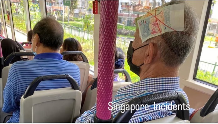 (已签发)柔:巴士阿叔50新元钞票绑头上 钓出一票网民创意留言