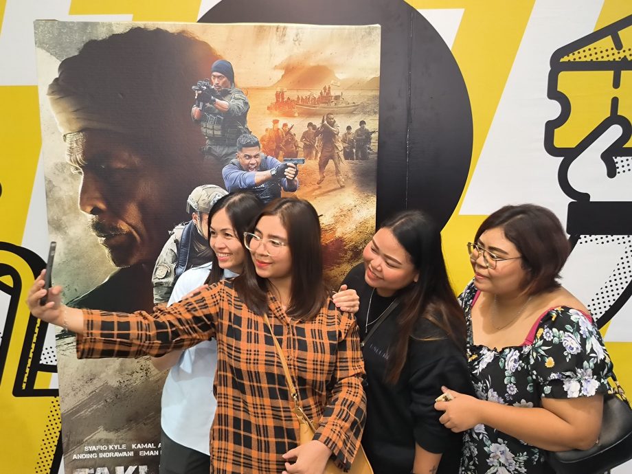 (已签发)柔:张念群赠240戏票 携古来民众共赏大马军事电影