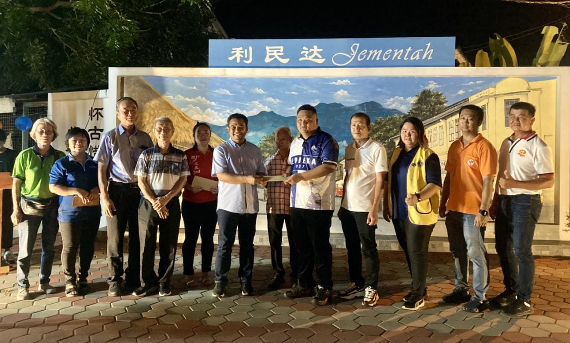(已签发)柔:扎哈里沙礼:东甲榴梿收集中心 助农民应对产量过剩