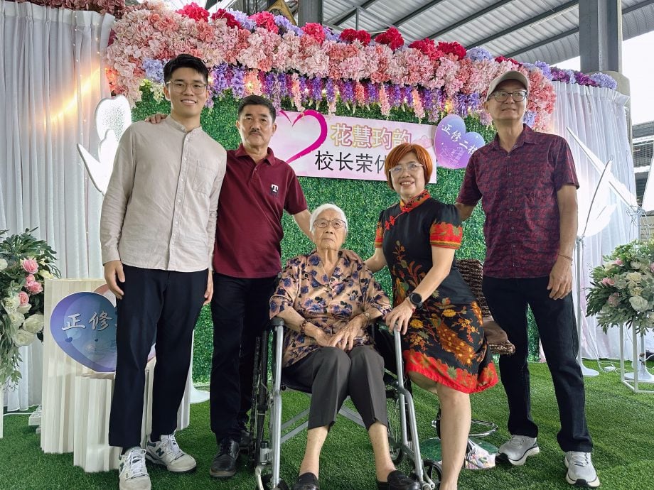 (已签发)柔:教育界服务36年 正二校长林慧玓荣休
