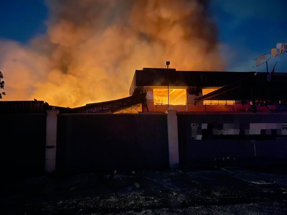 (已签发)柔:斯里亚南工业区大火 4工厂下午狂烧至凌晨