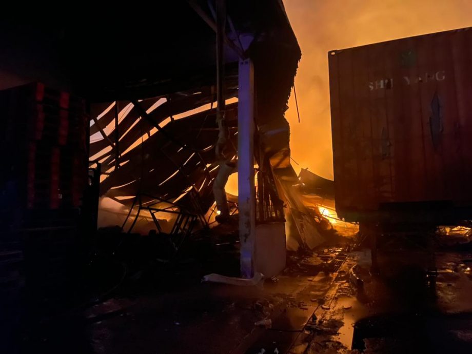 (已签发)柔:斯里亚南工业区大火 4工厂下午狂烧至凌晨