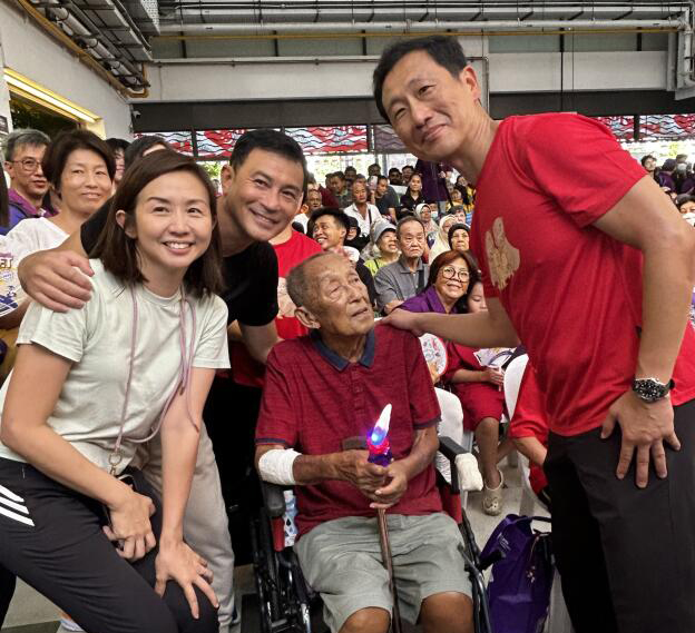 (已签发)柔:狮城二三事:为96岁爷爷打气 林明伦全家四代15人义走