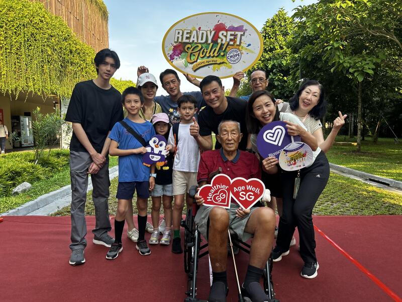 (已签发)柔:狮城二三事:为96岁爷爷打气 林明伦全家四代15人义走