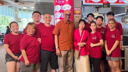 (已签发)柔:狮城二三事:总统前女保镖 接手父母粥档圆小贩梦