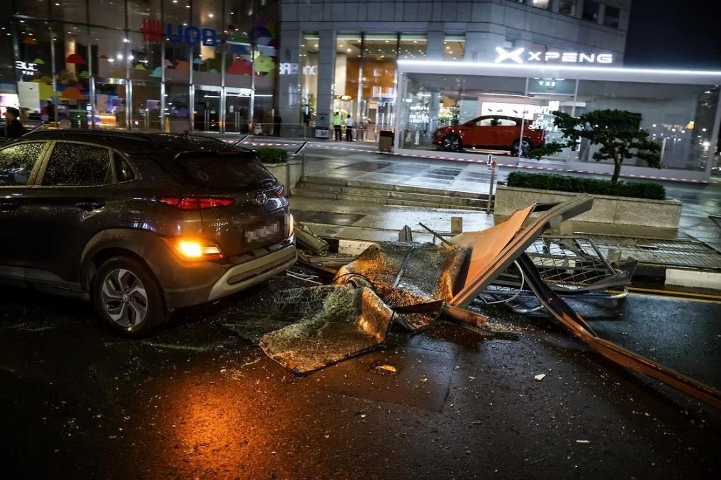 (已签发)柔:狮城二三事:狂风卷来异物砸碎玻璃天棚 银行大厦外2司机受伤