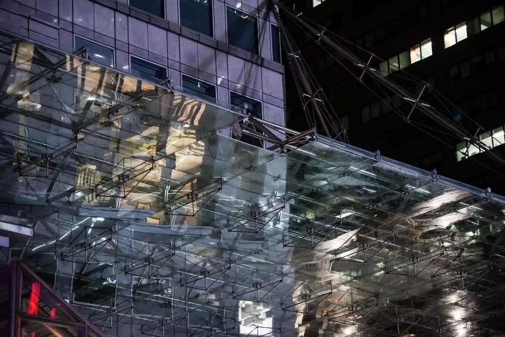 (已签发)柔:狮城二三事:狂风卷来异物砸碎玻璃天棚 银行大厦外2司机受伤