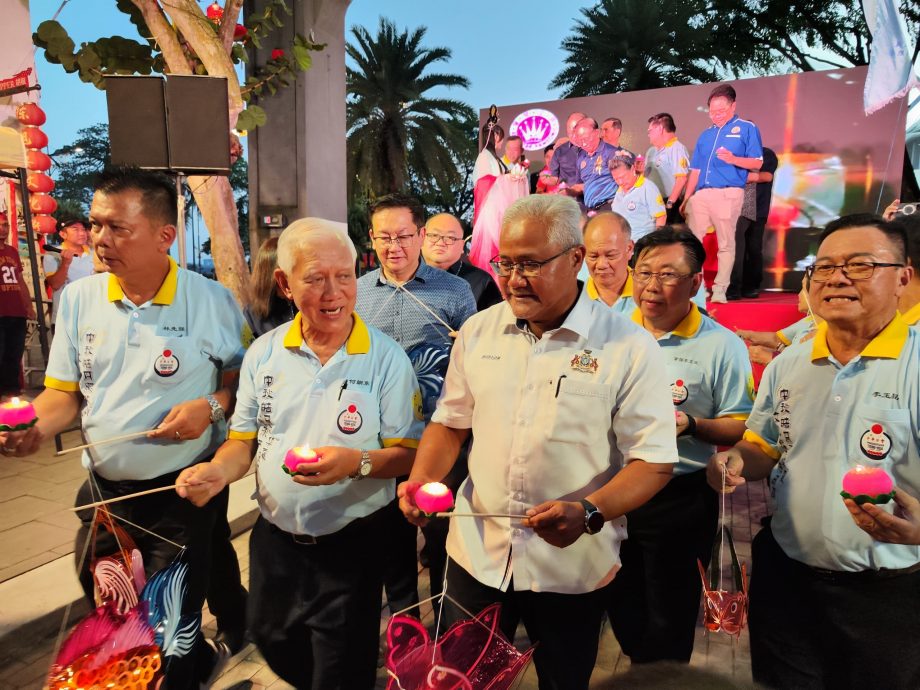 (已签发)柔:**社团版头**万盏华灯首移师由市长开幕,陈旭年街获注入巨大能量