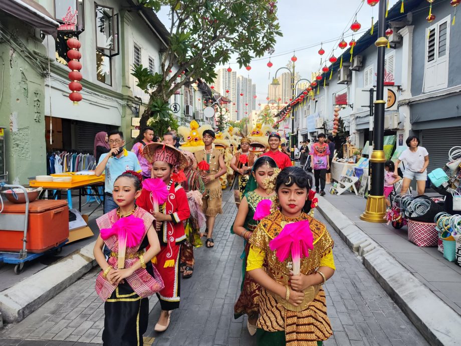 (已签发)柔:**社团版头**万盏华灯首移师由市长开幕,陈旭年街获注入巨大能量