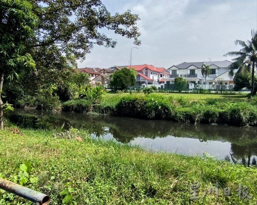 (版3头)大都会/河畔泥土流失严重,住宅区路肩龟裂下沉严重,居民忧发生严重土崩!