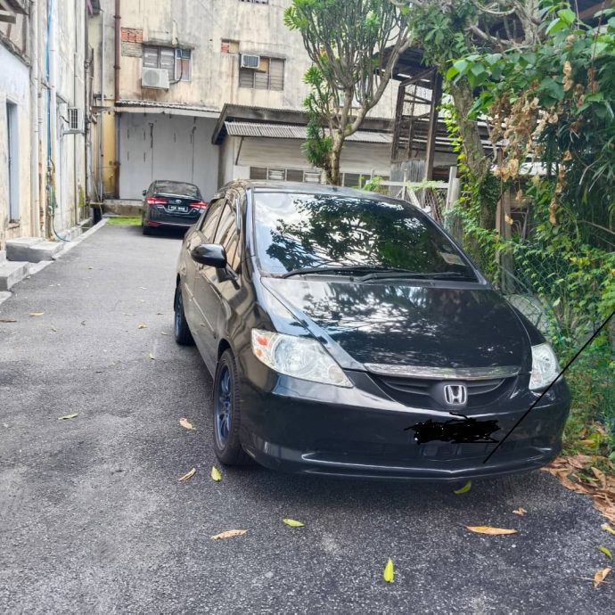 NS淡边:轿车随意停放在小巷堵塞其他车辆的进出