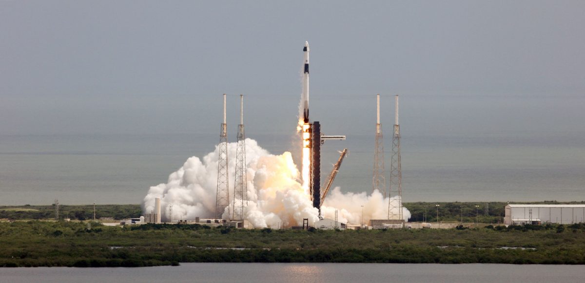 SpaceX龙飞船发射升空 搭载两名太空人往国际太空站