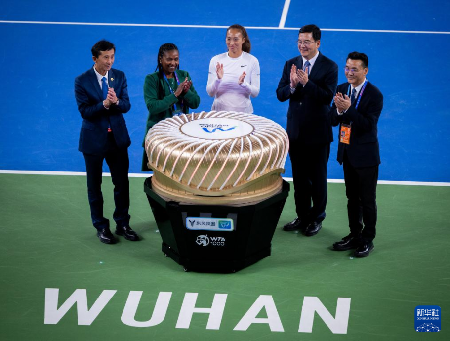 22岁生日前夕亮相武汉赛开幕 郑钦文返乡获球迷热烈欢迎