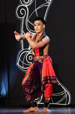 6/10见报∕我们-林绍煕独爱印度古典舞蹈“婆罗多舞”,苦练8年成全柔首位办婆罗多舞结业展华裔男舞者