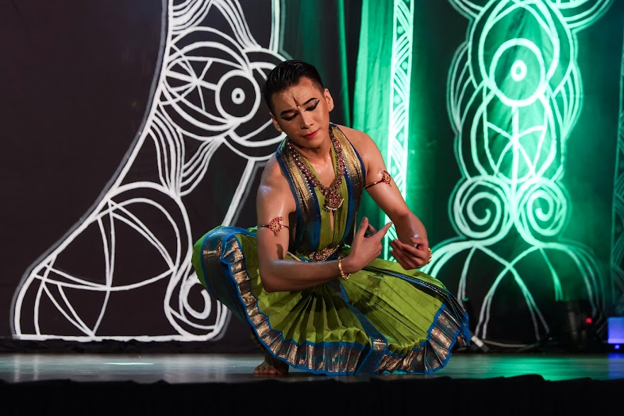 6/10见报∕我们-林绍煕独爱印度古典舞蹈“婆罗多舞”,苦练8年成全柔首位办婆罗多舞结业展华裔男舞者