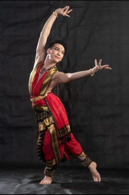 6/10见报∕我们-林绍煕独爱印度古典舞蹈“婆罗多舞”,苦练8年成全柔首位办婆罗多舞结业展华裔男舞者