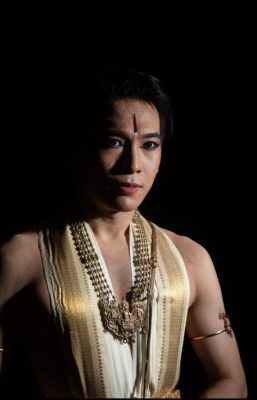 6/10见报∕我们-林绍煕独爱印度古典舞蹈“婆罗多舞”,苦练8年成全柔首位办婆罗多舞结业展华裔男舞者