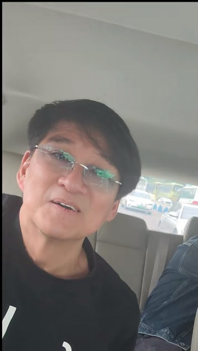 63岁周华健重庆遇见「轻轨穿楼」 怕打卡造成混乱被揶揄冇人识