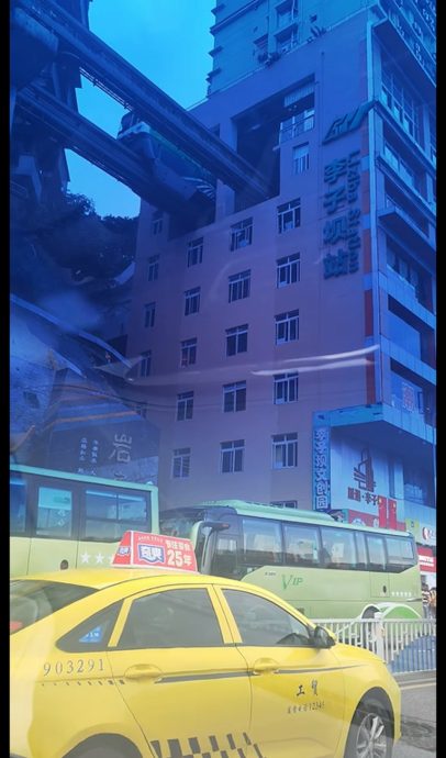 63岁周华健重庆遇见「轻轨穿楼」 怕打卡造成混乱被揶揄冇人识