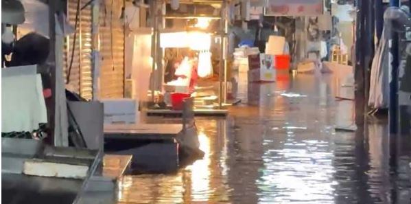 “山陀儿”作怪 大雨狂炸泥流滚滚 台金山老街淹成“水上市场”