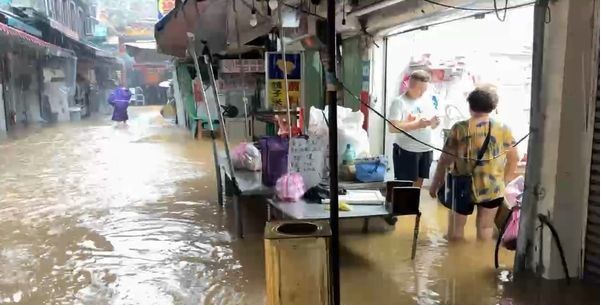 “山陀儿”作怪 大雨狂炸泥流滚滚 台金山老街淹成“水上市场”