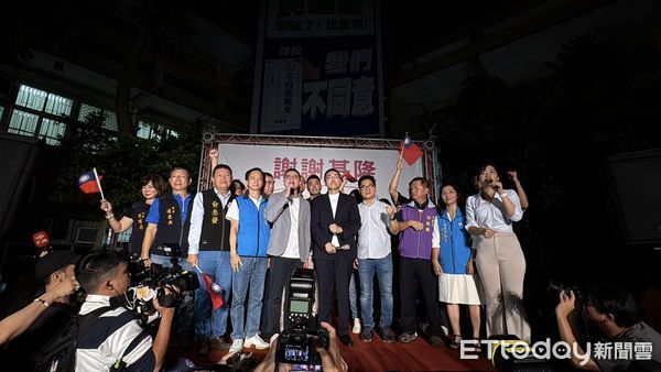 “罢梁”确定失败! 谢国梁面展笑容现身谢支持