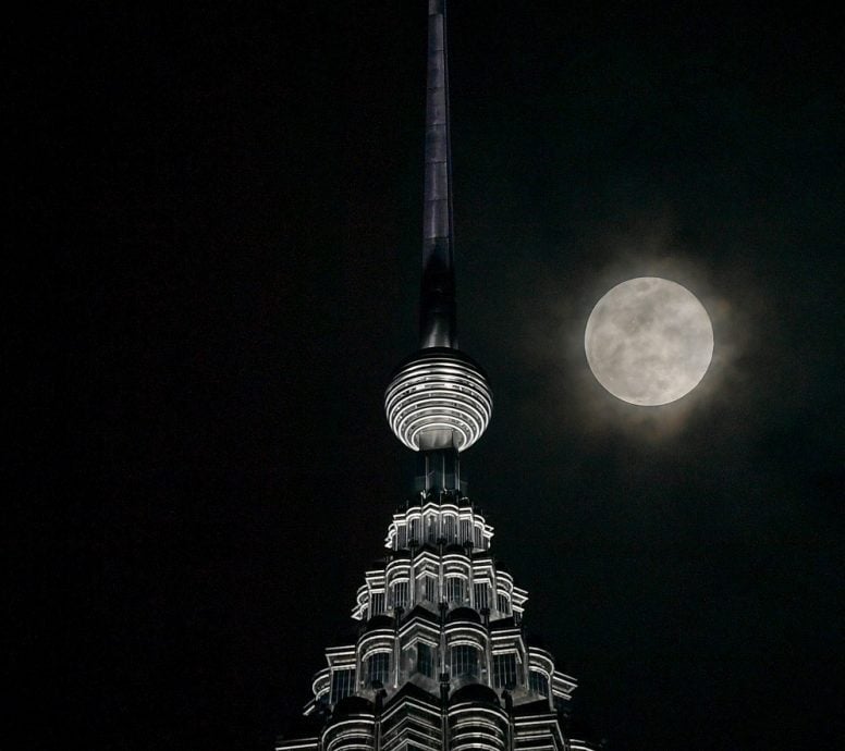 “超级月亮”又大又圆又亮!