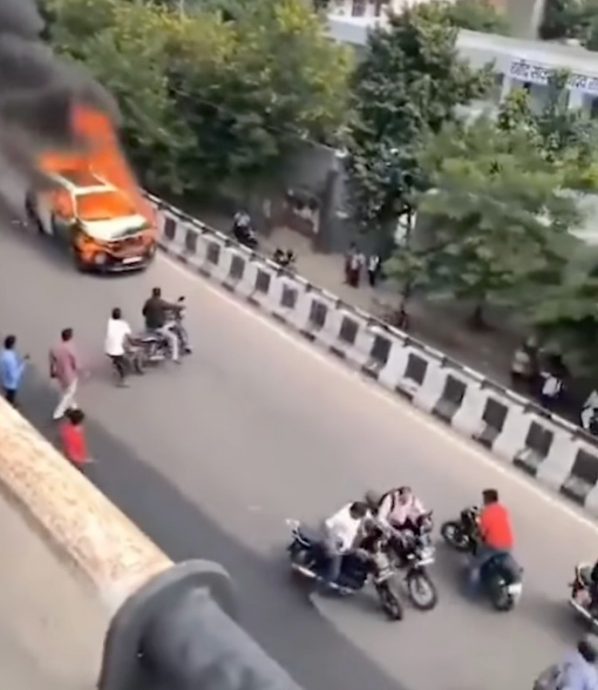 “火车”冲向人群好惊悚 吓坏围观人群四下逃散