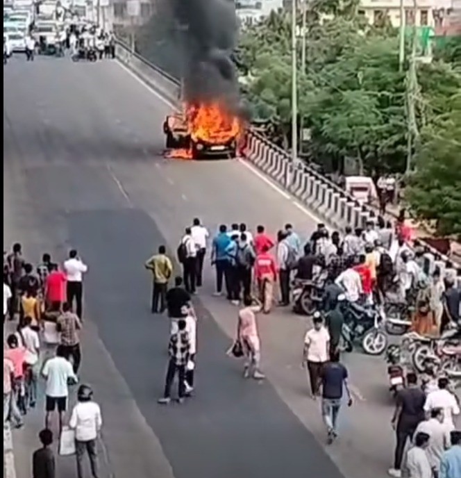 “火车”冲向人群好惊悚 吓坏围观人群四下逃散