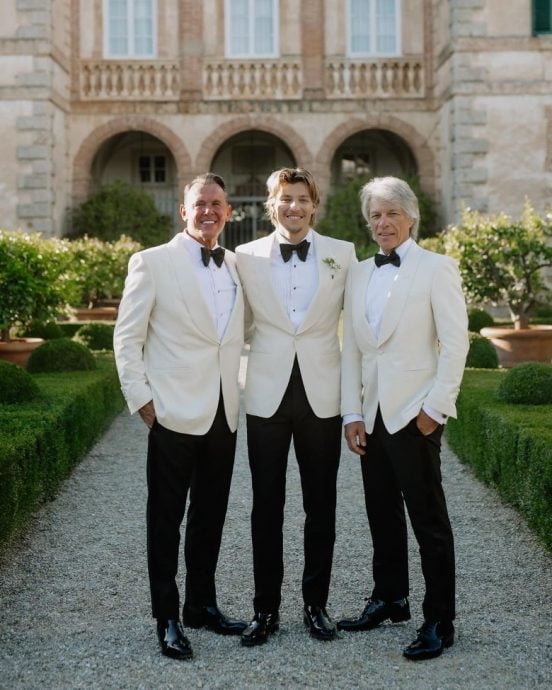 《怪奇物语》女星公开婚照 低胸礼服超吸睛