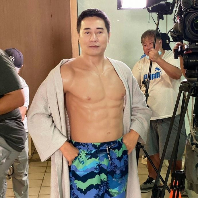 《爱.回家》中大秀腹肌 62岁欧瑞伟跨楼梯疑走光