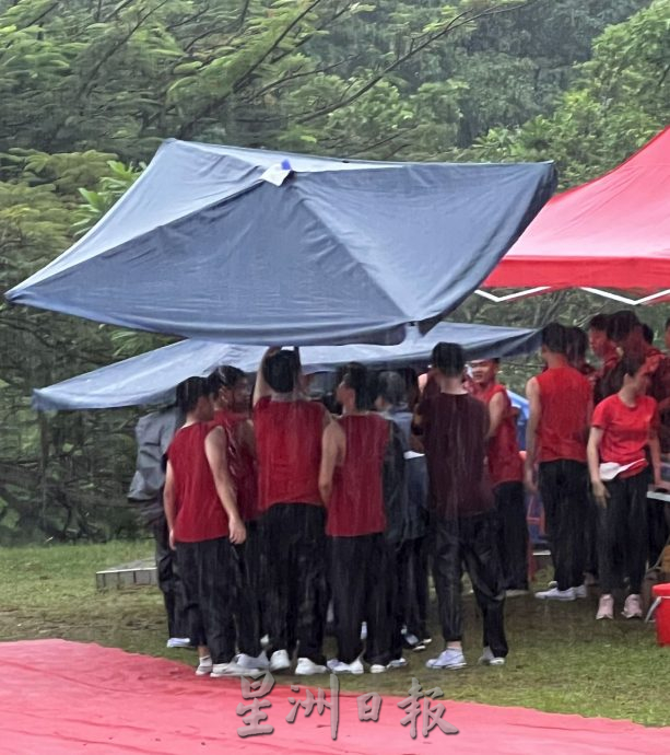 三山九九遇雨·17岁晚辈为86岁长辈撑伞下山