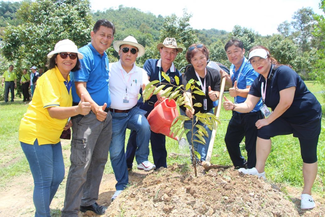 东6:中国国庆长假游客计划赴劳勿,榴梿季节已过园主谢客