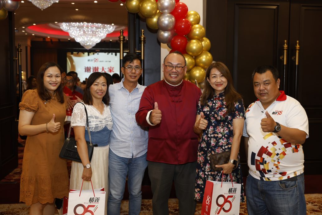 东(内页对开)/星洲95报庆,二之二