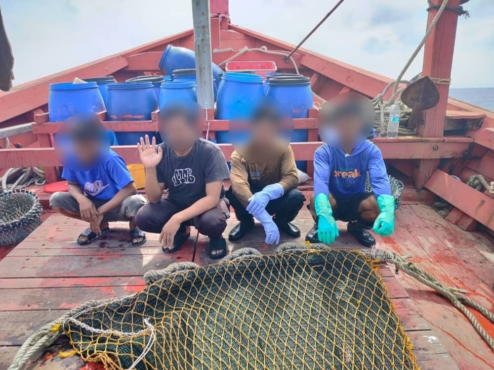 东/彭海事执法机构扣留一艘在禁区捕鱼的拖网渔船。