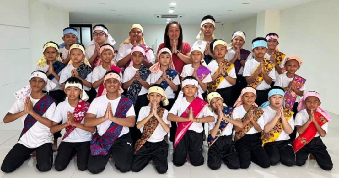 东:丹登星洲日报情义95报庆晚宴将于本月12日(星期六)在哥打峇鲁万丽酒店(Renai Hotel Kota Bharu)隆重举行,筵开近60席,晚宴将在晚上7时30分准时开席。