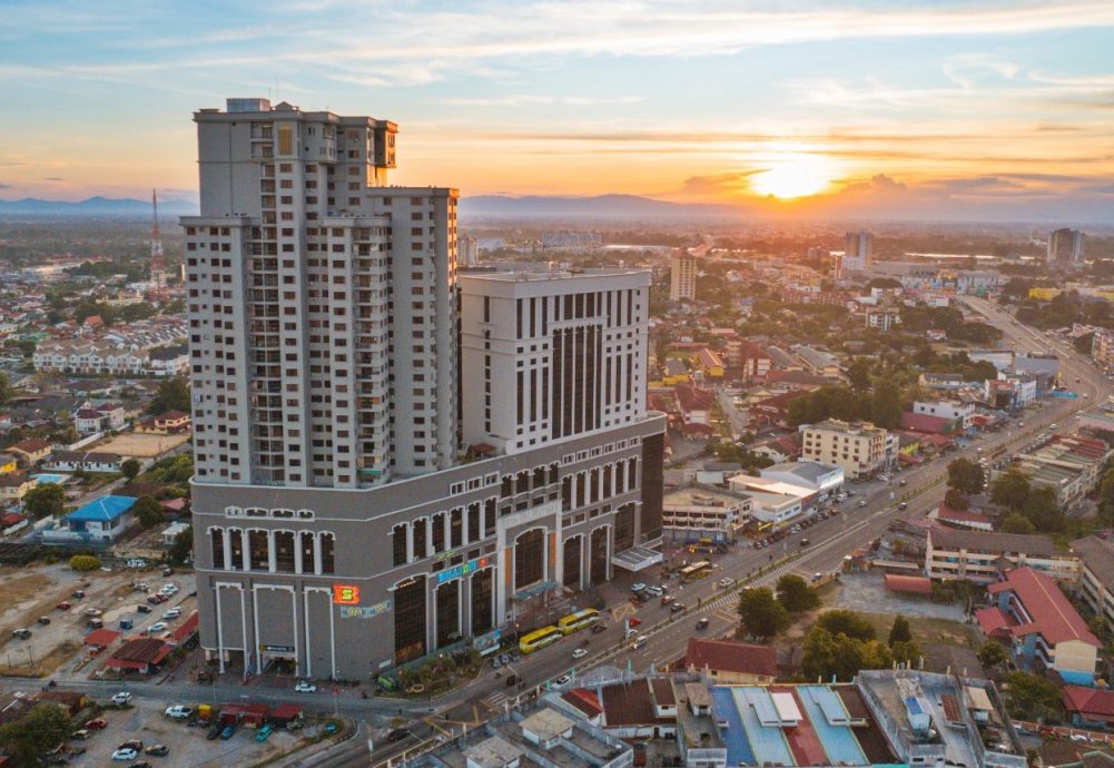 东:丹登星洲日报情义95报庆晚宴将于本月12日(星期六)在哥打峇鲁万丽酒店(Renai Hotel Kota Bharu)隆重举行,筵开近60席,晚宴将在晚上7时30分准时开席。