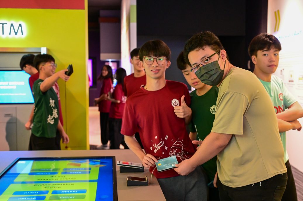 东:为了让学生开阔眼界,吉兰丹中华独中组织学生前往吉隆坡,参加了TEDx茨厂街10周年大会。