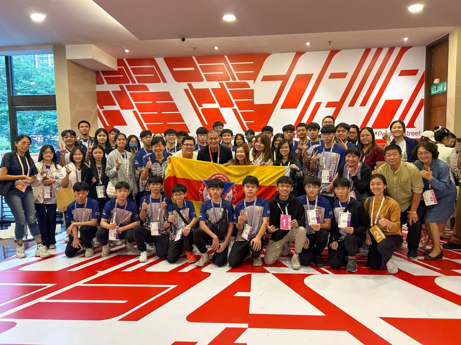 东:为了让学生开阔眼界,吉兰丹中华独中组织学生前往吉隆坡,参加了TEDx茨厂街10周年大会。