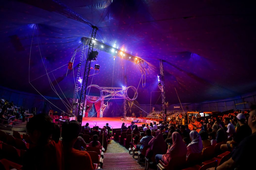 东:为符合民情及地方政府条例,英国马戏团在吉兰丹仅“全男班”演出。