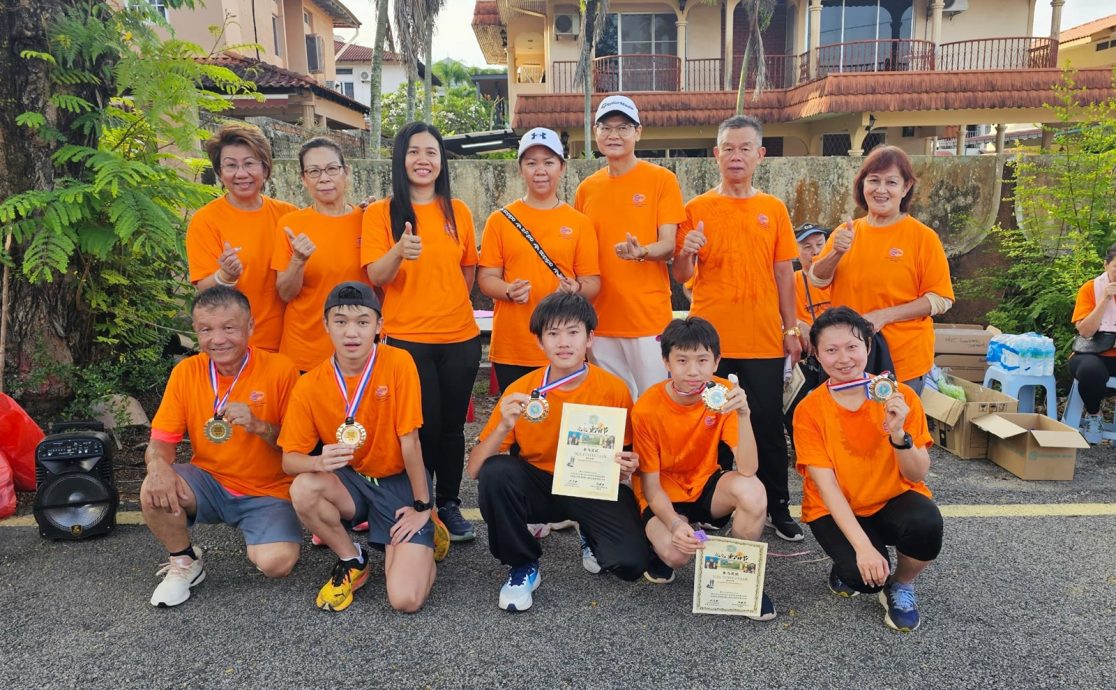 东:关丹华人协会九九重阳登高 200人登山增友谊 传承中华传统文化