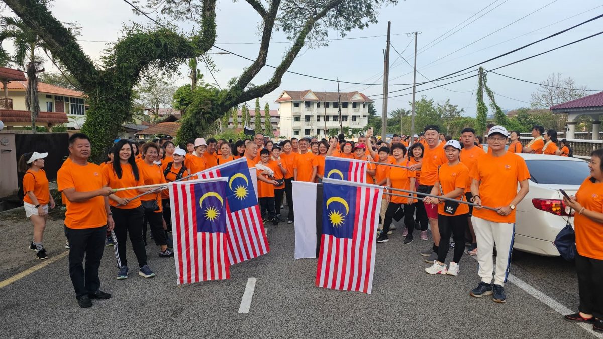 东:关丹华人协会九九重阳登高 200人登山增友谊 传承中华传统文化