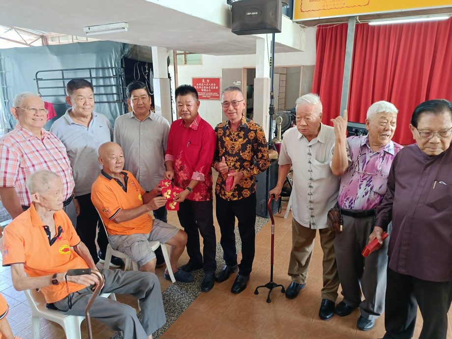 东:关丹华团联合为安老院32长者庆生