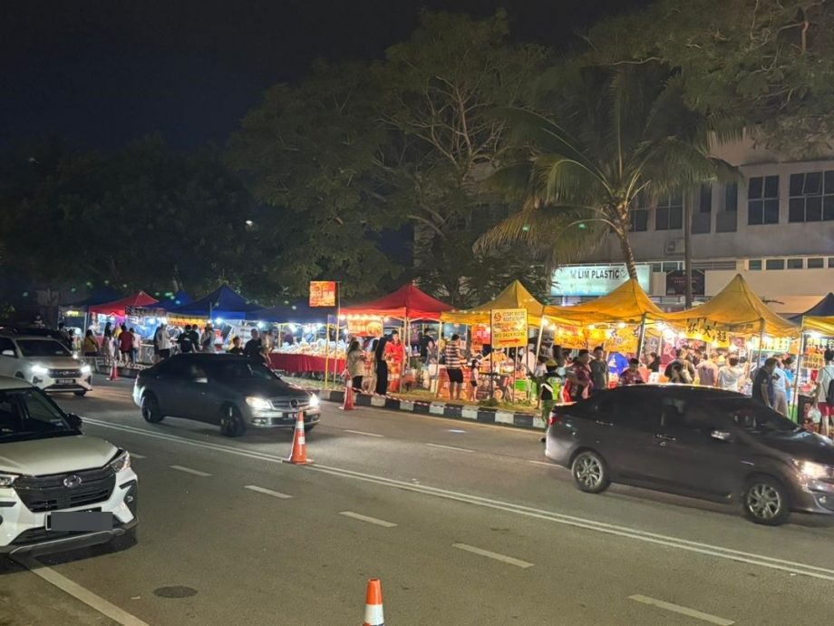 东:关丹市议员陈义文呼吁民众,遵守关丹市政厅指示,不要胡乱把车停在哈芝朱聂路,避免造成交通堵塞和影响获得每日营业执照的小贩。
