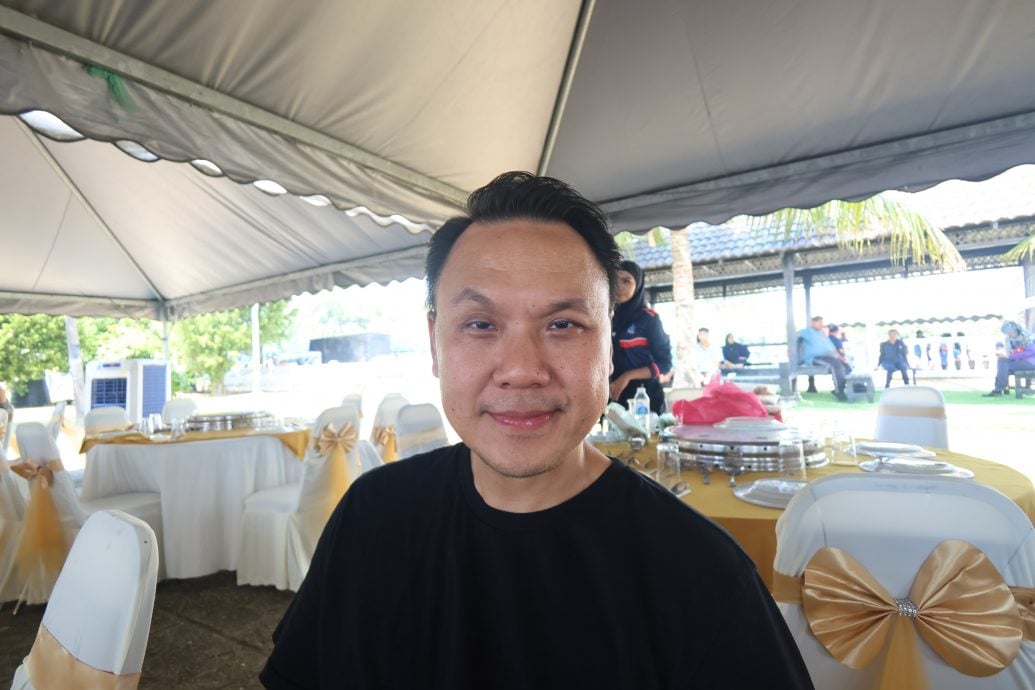 东:关丹市议员陈义文呼吁民众,遵守关丹市政厅指示,不要胡乱把车停在哈芝朱聂路,避免造成交通堵塞和影响获得每日营业执照的小贩。