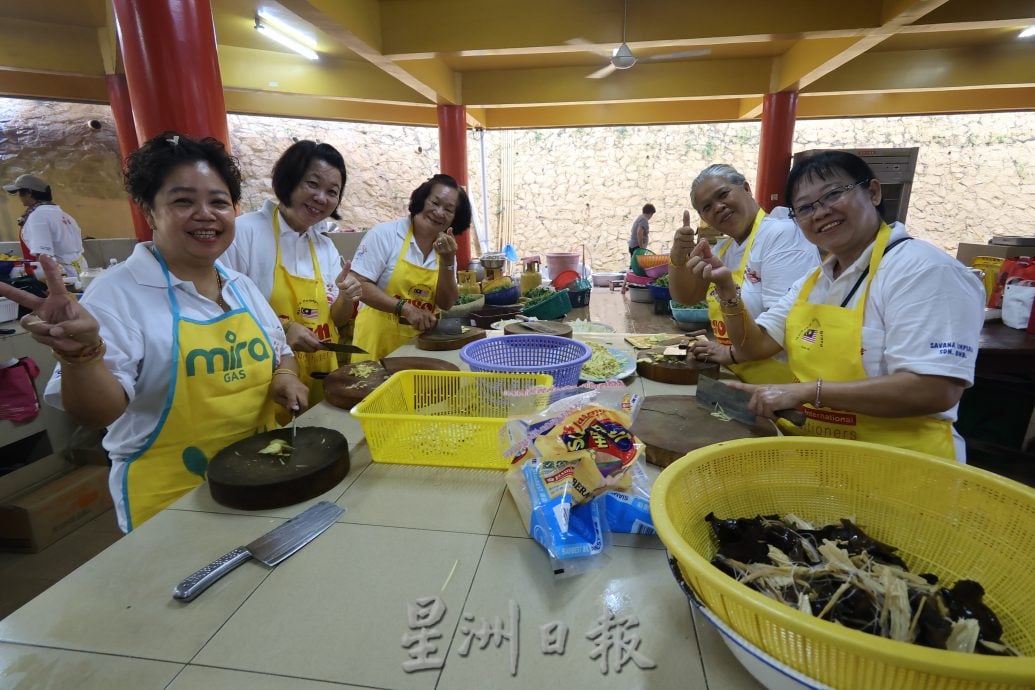 东:关丹斗母宫妇女组义工团在九皇大帝千秋宝诞期间,肩负起照顾义工的饱腹重任,日煮近千人份膳食,确保热食暖胃