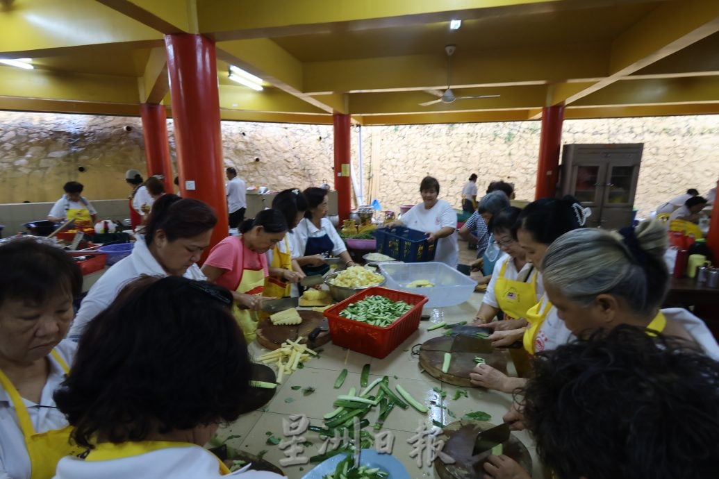东:关丹斗母宫妇女组义工团在九皇大帝千秋宝诞期间,肩负起照顾义工的饱腹重任,日煮近千人份膳食,确保热食暖胃