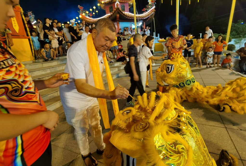 关丹斗母宫配合成立58周年和九皇大帝千秋宝诞,同时积极推广中华传统文化艺术,该宫也赠送两头醒狮给彭亨关丹炫武文化体育会,以支持狮艺文化发展