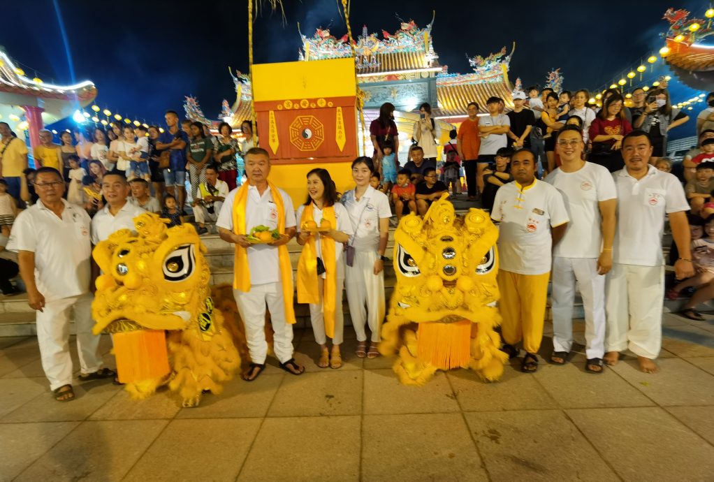 关丹斗母宫配合成立58周年和九皇大帝千秋宝诞,同时积极推广中华传统文化艺术,该宫也赠送两头醒狮给彭亨关丹炫武文化体育会,以支持狮艺文化发展