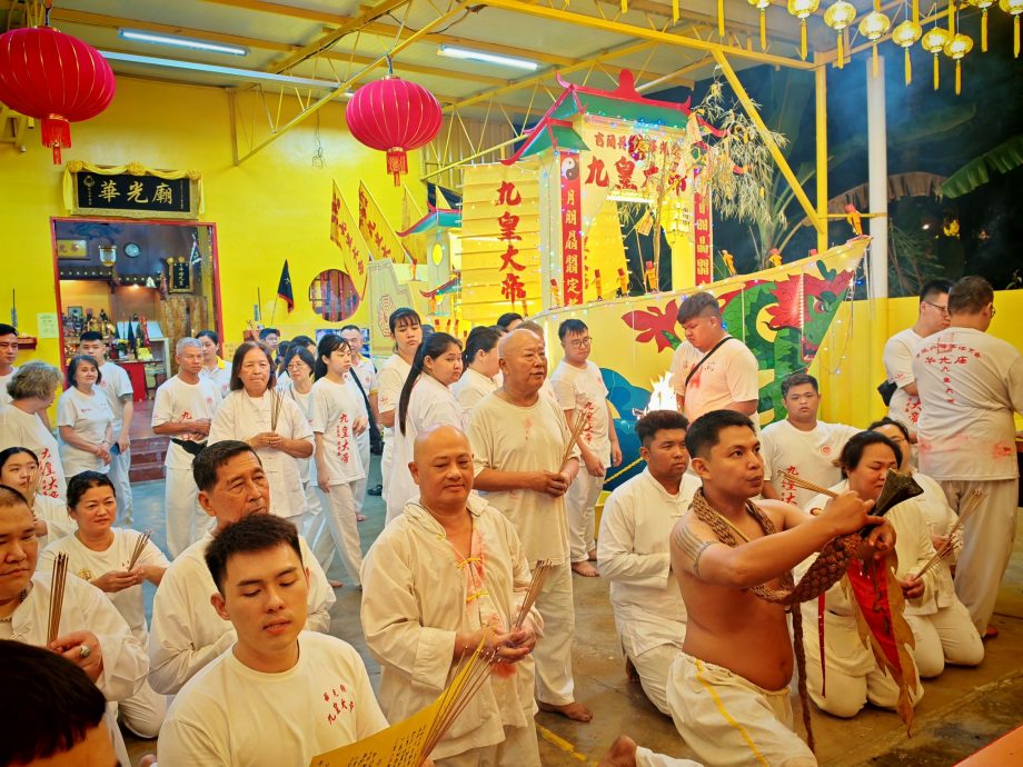东:巴西北干华光庙、吉兰丹斗母宫及吉兰丹灵应殿,接九皇圣驾。